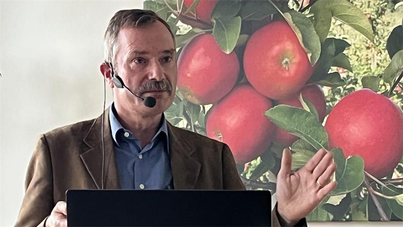 Prof. Dr. Roland Weber vom Obstbauzentrum Esteburg.