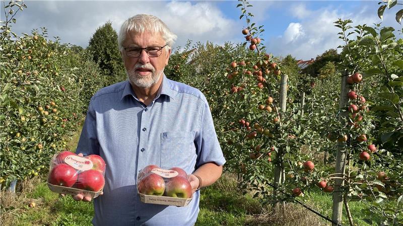 Prof. Dr. Werner Dierend mit den neuen Apfelsorten Pompur auf einem Teil der Versuchsflächen an der Hochschule Osnabrück.
