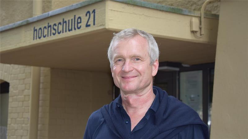 Sanieren oder abreißen: Was ist schlechter für das Klima? Prof. Martin Kusic lehrt an der Hochschule 21 in Buxtehude Bauphysik, Gebäudetechnik und Entwerfen. Er sagt: "Die Party des Neubaus ist vorbei!"