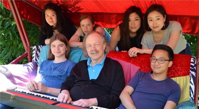 Professor Bernd Goetzke und einige seiner Klavierschüler in der Hollywoodschaukel im Garten von Jochen Brockmann. Foto Husung