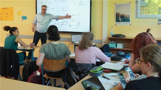 Professor Dr. Felix Kruse und die Klasse 9b in Aktion.
