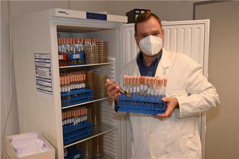 Professor Dr. Roland Weber hat die Tür seines Kühlschranks für seine Stammpilz-Sammlung in seinem High-Tech-Diagnostiklabor im Obstbauzentrum „Esteburg“ in Moorende geöffnet. Foto: Vasel