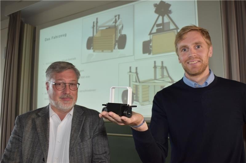 Professor Dr. Thorsten Hermes und Alexander Kammann von der Hochschule 21 in Buxtehude entwickeln gemeinsam mit dem Unternehmen PWH Landmaschinentechnik aus Jork-Höhen den Ernteroboter Aurora. Diese Abkürzung steht für „Autonomer Obstplanta