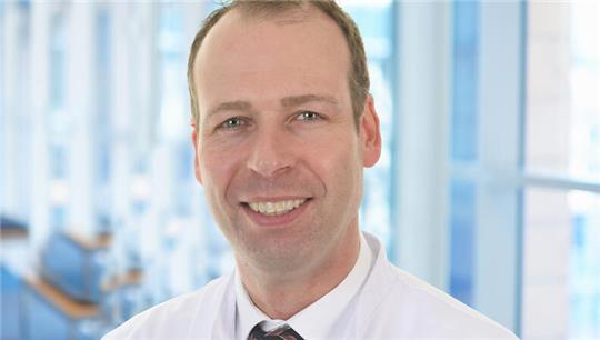 Professor Dr. med. Ole Broch hält einen Vortrag über „Dement nach Narkose“.
