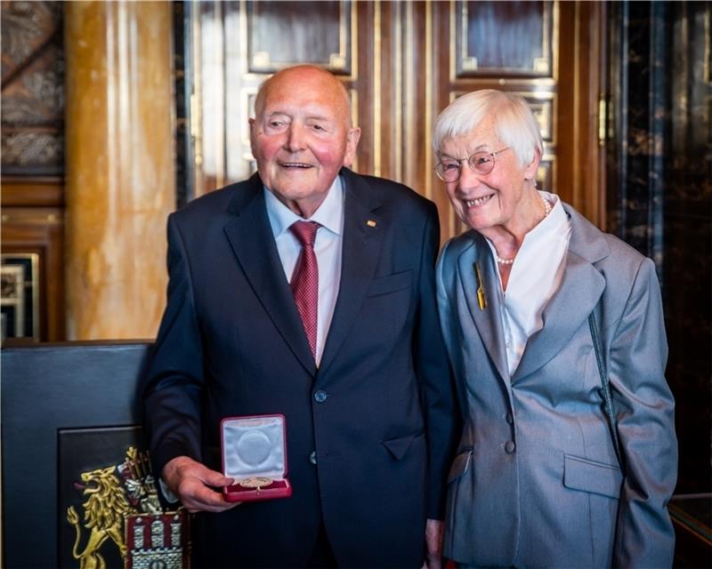 Professor Hermann Rauhe und seine Ehefrau Anneliese präsentieren stolz die hohe Auszeichnung der Hansestadt. Fotos: Lepél/Senatspressestelle