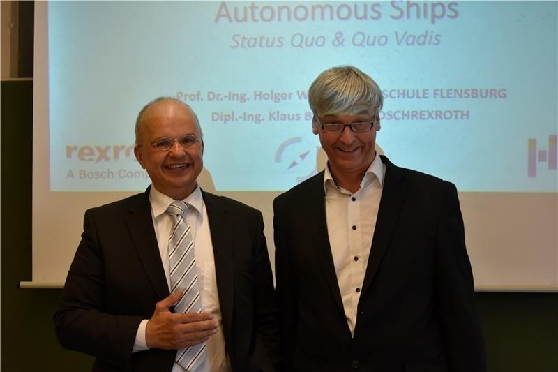 Professor Jürgen Bosselmann von der Hochschule 21 begrüßt den Referenten Klaus Barnitzky zum Vortrag über autonom fahrende Schiffe (von links). Foto: Felsch