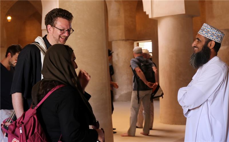 Professor Karsten Ley (links) beim Besuch einer Moschee im Oman.