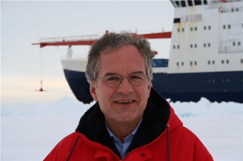 Professor Peter Lemke , hier vor dem Forschungsschiff „Polarstern“ im ewigen Eis, kommt nach Stade.