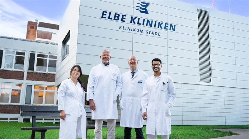 Elbe Klinikum: Das steckt hinter dem Schrittmacher für die Zunge Professor Randolf Riemann (2. v. l.), Chefarzt der HNO-Klinik, gemeinsam mit seinem Team des Schlaflabors. Jährlich führt die HNO-Klinik mehr als 3500 operative Eingriffe durch.
