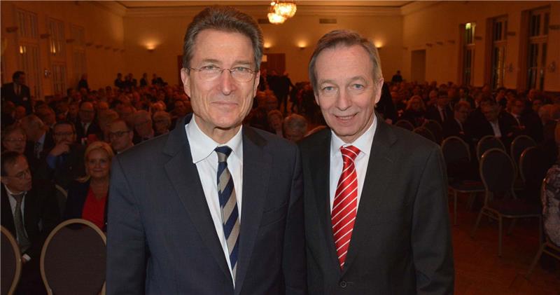 Professor Wolfgang Huber, ehemaliger Ratsvorsitzender der evangelischen Kirche (links) und der Vorstandsvorsitzende der Sparkasse Harburg-Buxtehude Heinz Lüers. Foto Stephan