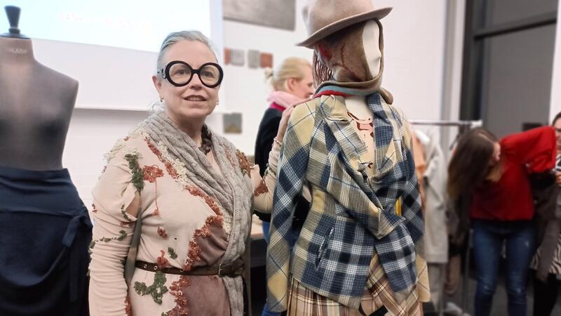 Was ist Slow Fashion? Hier gibt es in Stade entschleunigte Mode Professorin Martina Glomb hat hochwertige und langlebige Mode von Vivienne Westwood mitgebracht. Sie selbst trägt ein Slow-Fashion-Kleid aus mehreren Herrenpullovern.