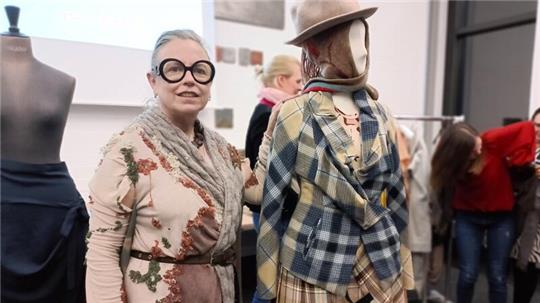 Professorin Martina Glomb hat hochwertige und langlebige Mode von Vivienne Westwood mitgebracht. Sie selbst trägt ein Slow-Fashion-Kleid aus mehreren Herrenpullovern.