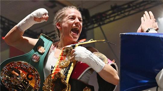Profi-Boxerin Tina Ruprrecht feiert ihre drei WM-Titel.