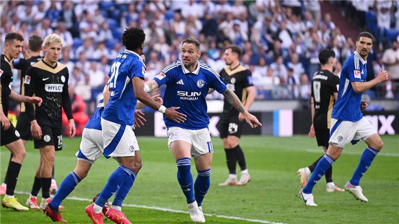 S04-Fans überschütten Team mit Häme - Jubel nur für Lasogga Profi-Comeback am letzten Spieltag: Der ehemalige Bundesliga-Stürmer Pierre-Michel Lasogga (M), der mittlerweile normalerweise für Schalke II in der Regionalliga spielt, wurde von den Schalker Fans gefeiert.