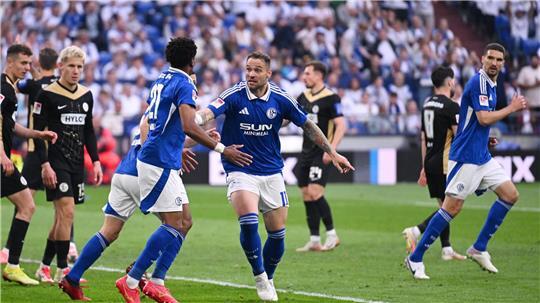 Profi-Comeback am letzten Spieltag: Der ehemalige Bundesliga-Stürmer Pierre-Michel Lasogga (M), der mittlerweile normalerweise für Schalke II in der Regionalliga spielt, wurde von den Schalker Fans gefeiert.