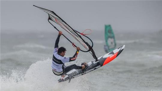 Windsurfer Köster und Erpenstein auf dem Podium Profi-Windsurfer Philip Köster belegte beim World Cup vor Gran Canaria den dritten Platz