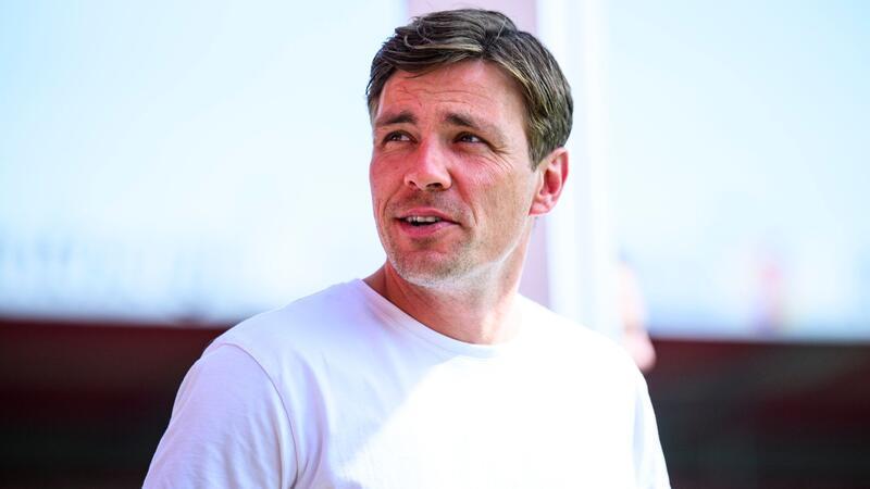 Profifußball-Leiter Clemens Fritz steht vor einem Spiel im Stadion.Fotograf