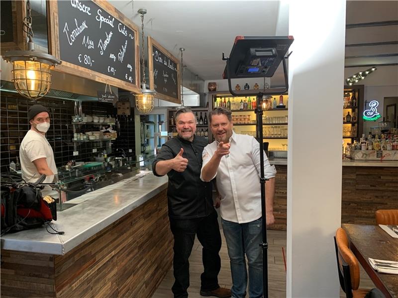 Profikoch Mike Süsser (rechts) ist begeistert: „Wenn Beef, dann hier im Beef Kitchen.“ Das freut den Chef, Michael Knirsch aus Apensen (links).