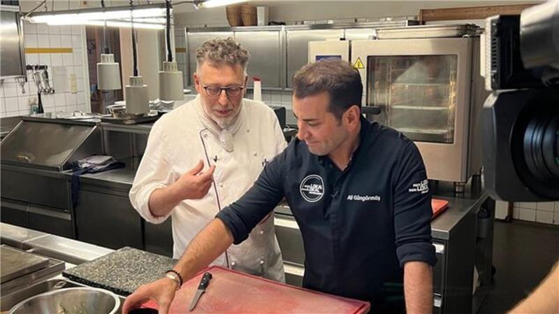 „Mein Lokal, Dein Lokal“ in der Wingst: Großes Lob vom Sternekoch Profikoch und Moderator Ali Güngörmüş (rechts) war begeistert: Gemeinsam mit Claus Peter (links) bereitete er eine teegeräucherte Entenbrust zu.