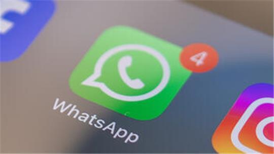 Profil-Infos bei WhatsApp lassen sich nun mit Emojis und Text aufpeppen – die Funktion wird schrittweise ausgerollt.
