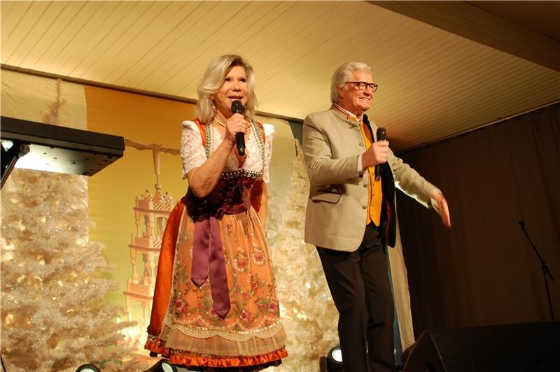 Profis der Volksmusik: Marianne und Michael in ihrem Element auf der Bühne der Kutenholzer Festhalle. Fotos: Laudien