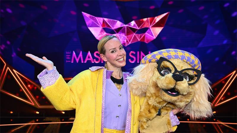 „The Masked Singer“: Ben Zucker und Edvardsson sind enthüllt Profitänzerin Isabel Edvardsson war als Hundedame „Emily Wau“ aufgetreten. (Handout)