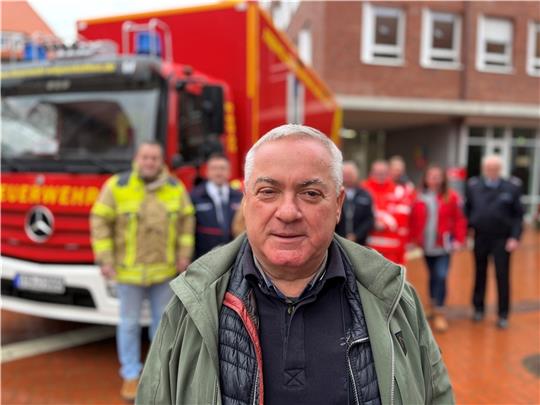 Projekt Hilfskonvoi: Mehr als 5000 Ehrenamtliche aus den Reihen von Feuerwehr, DRK, DLRG sowie Malteser Hilfsdienst und Johanniter-Unfall-Hilfe unterstützen den Aufruf von Landrat Kai Seefried und Grischa Kaflowskij (vorne). Der Ukrainer so