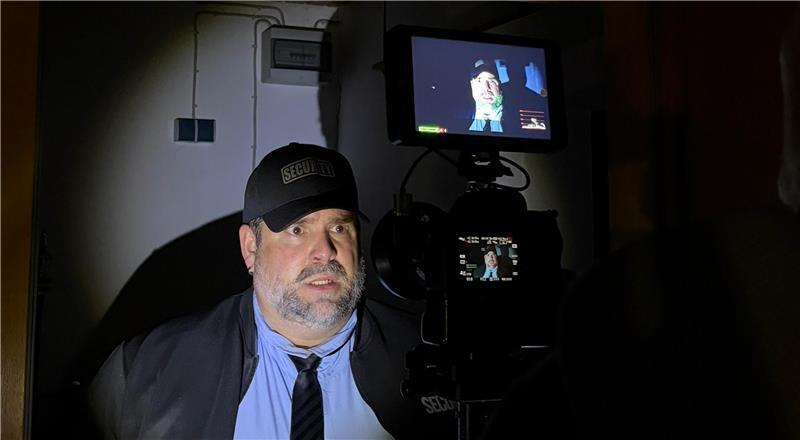 Projekt-Initiator Tom Schmidt in seiner Rolle als Wachmann.
