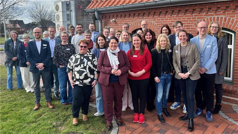 Projektabschluss mit Ministerin Melanie Walter (erste Reihe links) und der Landtagsabgeordneten Corinna Lange (SPD) in Drochtersen: Viele Beteiligte leisteten gemeinsam Pionierarbeit.