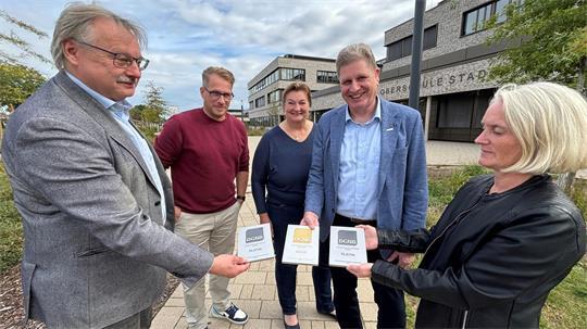 Projektbegleiter Thomas Friedrichs (links) und Maren Wefer (rechts) mit den Schulleitungen Alexander Eßer (Zweiter von links) und Cordula Wuttke sowie Carsten Brokelmann (Stadtrat).
