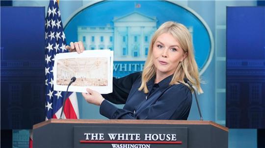 Projektgrafiken zeigen goldene Kronleuchter über einem Saal im hell gehaltenen Look.