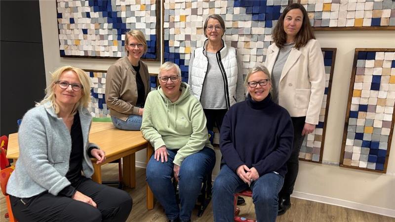 Bildungsoffensive in Stade: Sprachpaten entfesseln Schülerpotenzial Projektkoordinatorin Astrid Hahn (von links) mit Lehrerin Katja Öhler, den Sprachförderpatinnen Cathleen Waldhof, Marita Michaelis und Petra Hermes sowie Anika Guttau, Leiterin der Grundschule Bockhorster Weg.