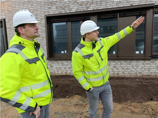 Projektleiter Bastian Nahrmann (links) und Bauleiter Jannes Sahm.