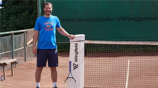 Projektleiter Björn Galas freut sich über die integrierte Technologie auf der Tennisanlage in Stade.
