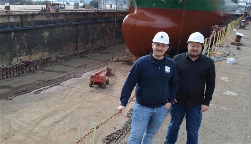 Projektleiter Franek Kalms von EWD (links) und Recyclingspezialist Dr. Sebastian Jeanvré am Trockendock von EWD in Emden.