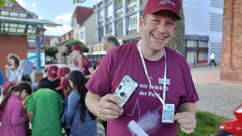 Was ist gut, was ist schlecht? Kinder nehmen Stader City unter die Lupe Projektleiter Jens Bossen zeigt, wie die beiden Gruppen ausgestattet werden.