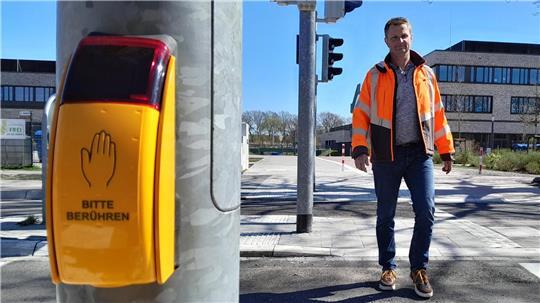 Projektleiter Marius Roggenkamp überquert den Stadtweg beim Bildungscampus Riensförde. Dort wurde die neue Ampel in Betrieb genommen.
