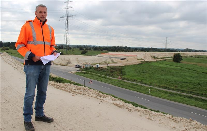 Projektleiter Michael Schöne steht auf dem mittlerweile zwölf Meter hohen Vorbelastungsdamm für die Autobahnanschlussstelle Neu Wulmstorf. Fotos: Michaelis
