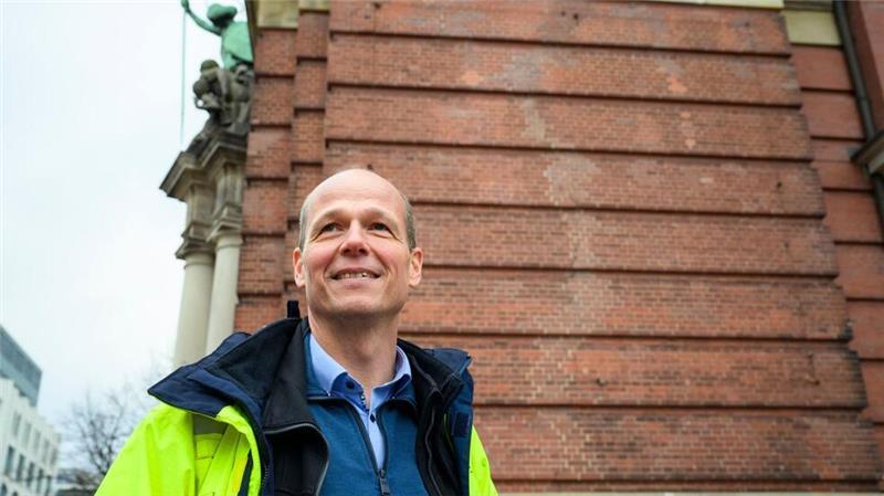 Projektleiter Uwe Pfeiffer ist dafür zuständig, die Risse im Michel zu flicken.
