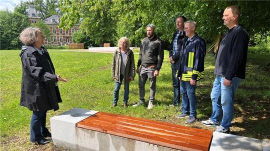 Projektleiterin Gunda Kiefaber führt Susanne Raydt, Julian Benesch, Jörk Philippsen, Knut Willenbockel und Timo Kilian vor der Eröffnung über die Burginsel (von links).