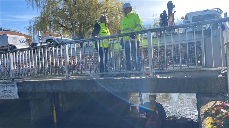 Projektleiterin Martina Deckwerth von den Städtischen Betrieben und der technische Geschäftsführer der beauftragten Firma, Thorsten Hube, bei den Bauarbeiten an der Marschtorschleuse.