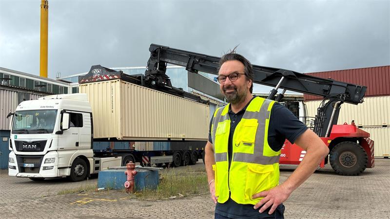 Projektlogistik: Habbo Stark von der Este Project Service GmbH (EPS) ist jetzt Herr der früheren Sietas-Werft an der Este-Mündung in Neuenfelde.