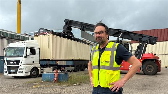 Projektlogistik: Habbo Stark von der Este Project Service GmbH (EPS) ist jetzt Herr der früheren Sietas-Werft an der Este-Mündung in Neuenfelde.