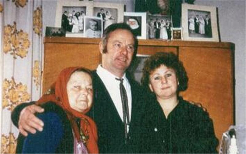 Projektteilnehmer Anton Model beim ersten Treffen mit seiner Mutter Warga Taran, einer ehemaligen sowjetischen Zwangsarbeiterin, und einer Halbschwester in der Ukraine, 1993.