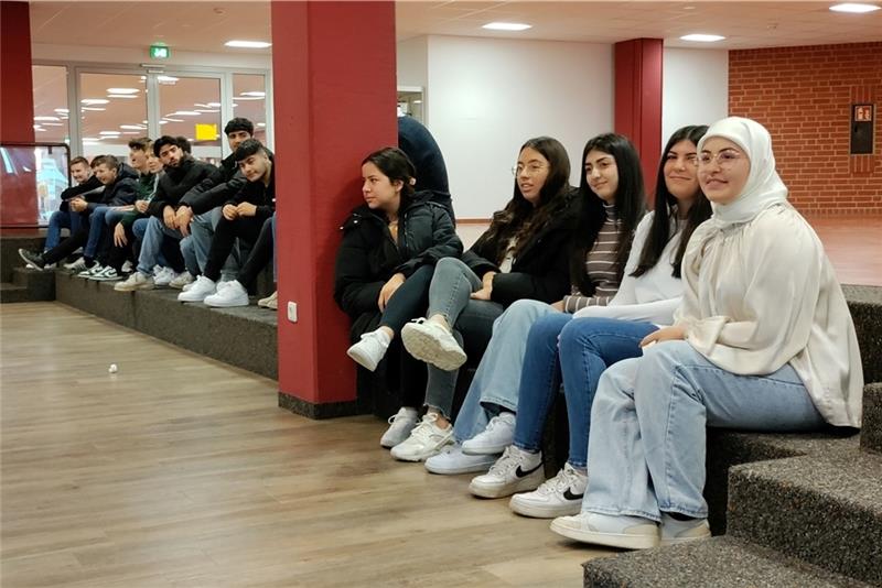 Warum sich Schüler ehrenamtlich engagieren sollen Projektunterricht im Schulfoyer. Foto: Lohmann