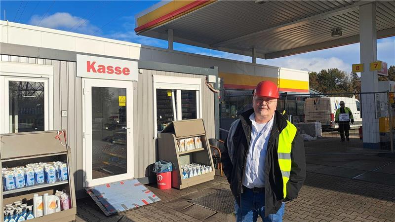 Prokurist Kevin Tilley vom Wulsdorfer Autohof ist froh, dass Kunden aus dem Süden nun wieder die Tankstelle erreichen können. 