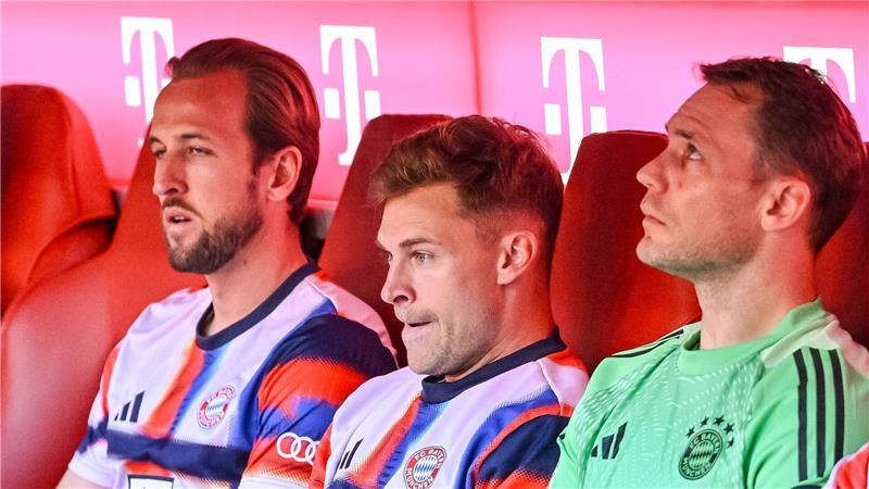 Prominente Bayern-Bank: Harry Kane, Joshua Kimmich und Manuel Neuer (vl).  