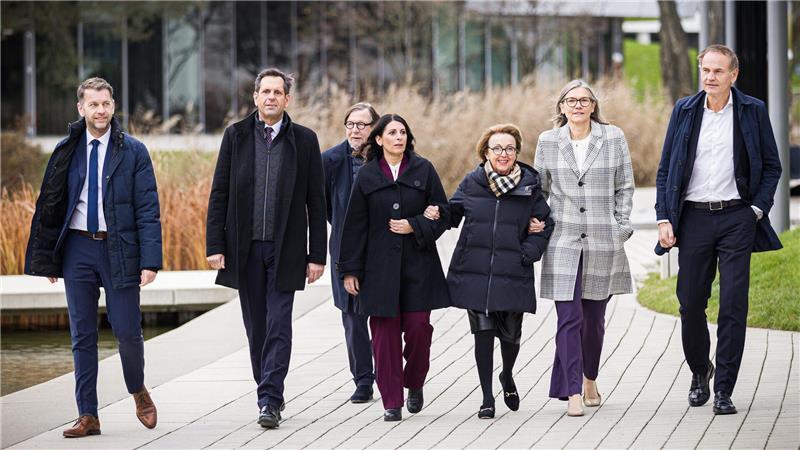 Prominente Gäste auf dem Weg zum Festakt (v.r.n.l.): VW-Konzernchef Oliver Blume, IG-Metall-Vorsietzende Christiane Benner, Eva Umlauf (Präsidentin des Internationalen Auschwitz Komitees), Konzernbetriebsratsvorsitzende Daniela Cavallo, Christoph Heubner (Exekutiv-Vizepräsident des Internationalen Auschwitz Komitees), Ministerpräsident Olaf Lies (SPD), Wolfsburgs Oberbürgermeister Dennis Weilmann (CDU).