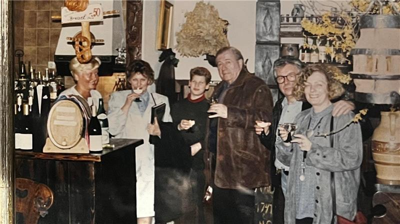 Mit dem Weinhaus Seitz geht ein Stück Buxtehuder Kulturgeschichte Der Fernseh-Showmaster Hans-Joachim Kulenkampff mit Familie Seitz, Mitarbeitern und Freunden in der Weinstube.