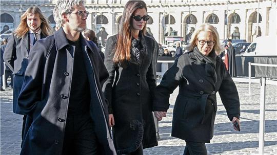 Prominente wie Anne Hathaway trauern um Valentino.